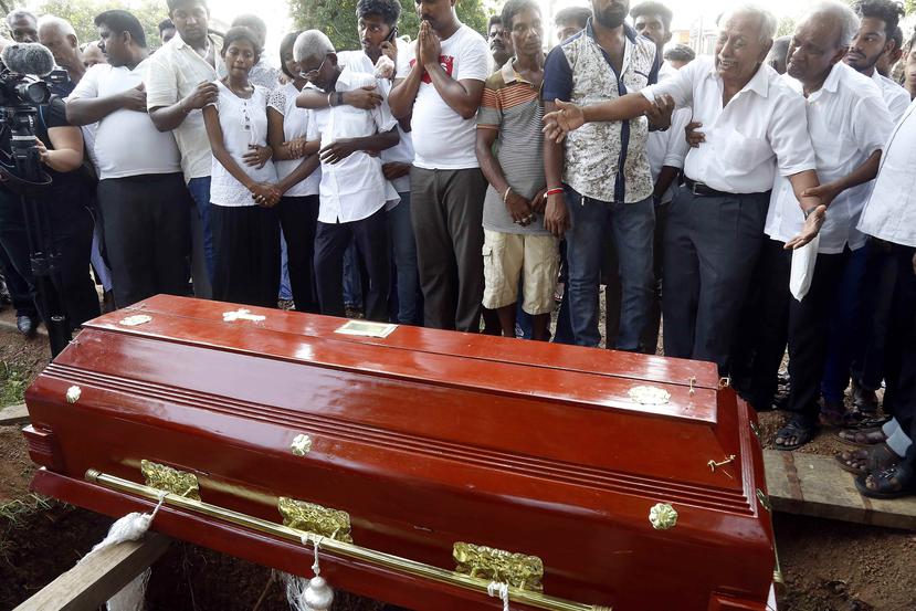 Amigos y familiares asisten al funeral de algunas de las víctimas de los atentados del pasado domingo en Colombo, Sri Lanka. (EFE)