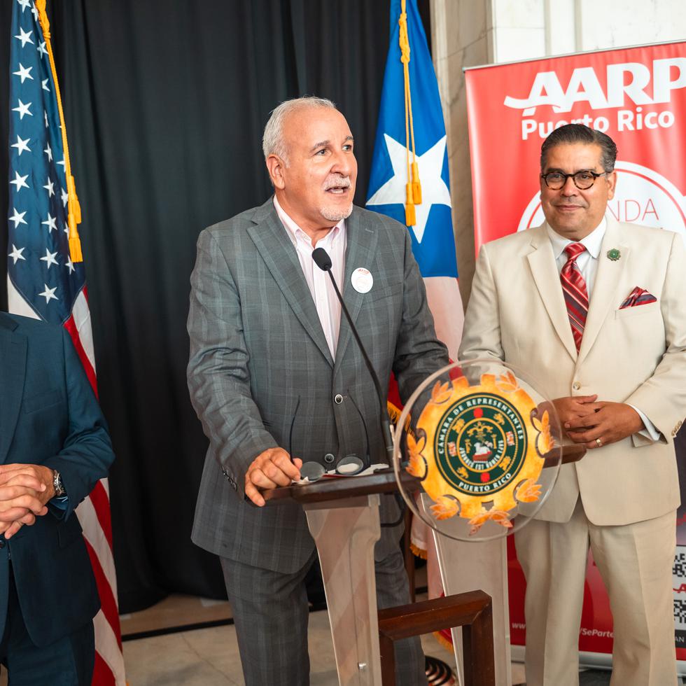 En la foto, el presidente del Senado, José Luis Dalmau, el director estatal de AARP Puerto Rico, José Acarón, y el presidente de la Cámara de Representantes, Rafael “Tatito” Hernández.