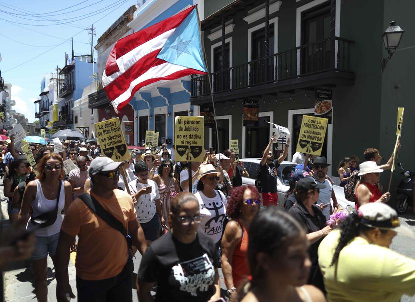 Ciudadanos se manifiestan en el Viejo San Juan. (GFR Media)