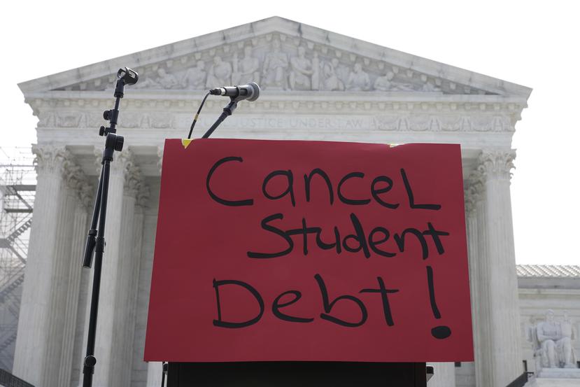 Un letrero que dice "cancelar la deuda estudiantil" a las afueras del Tribunal Supremo este viernes, 30 de junio de 2023.