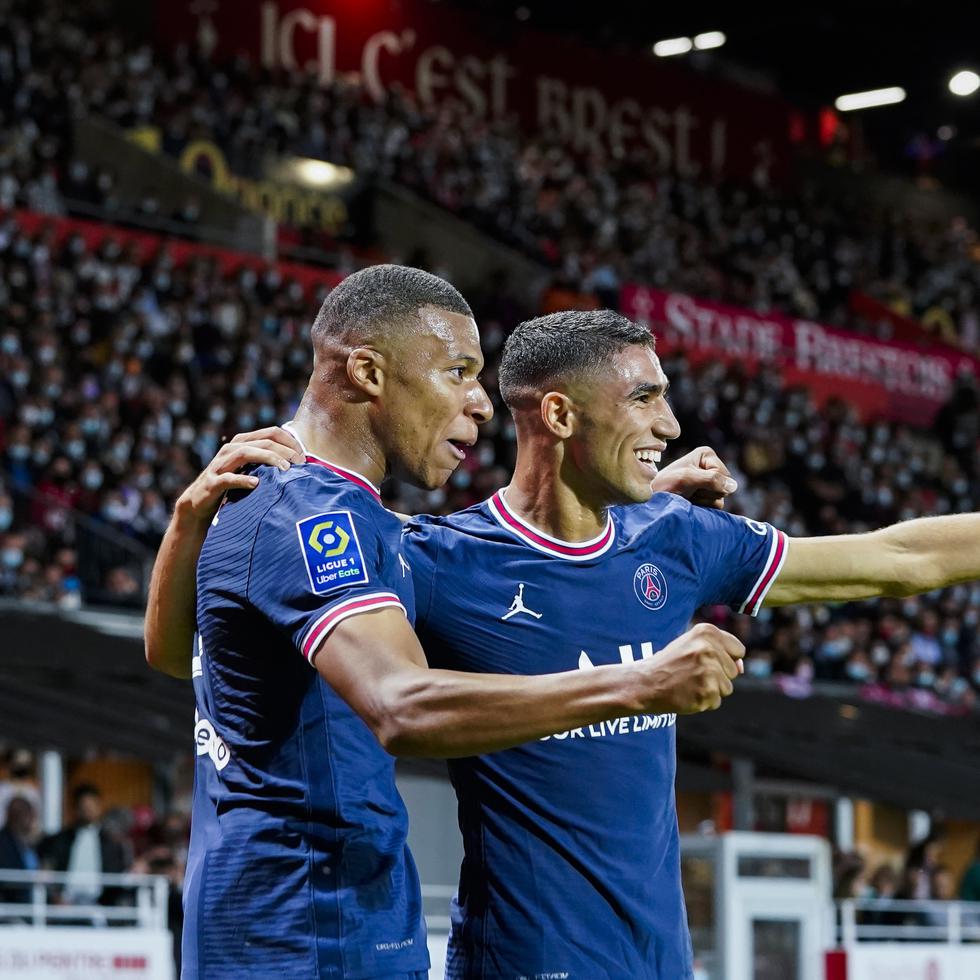 Kylian Mbappé (izquierda) y Achraf Hakimi, del París Saint-Germain, festejan tras un gol ante Brest en la liga francesa, el 20 de agosto de 2021. Este próximo martes no serán compañeros, sino rivales en el duelo entre Francia y Marruecos en una de las semifinales del Mundial.