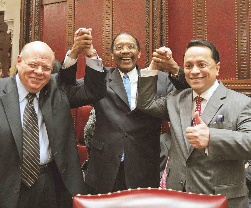 Con un 85% de los votos, el senador demócrata Rubén Dáz –al centro– barrió en las primarias  en el Bronx. (Archivo / AP)