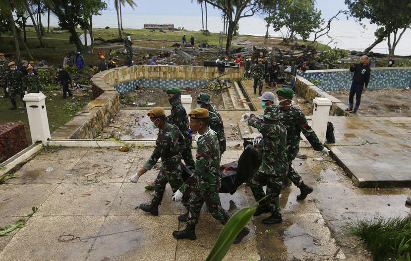 Soldados en Indonesia retiran los cadáveres de víctimas de un tsunami que afectó un complejo turístico costero en Tanjung Lesung, Indonesia. (AP / Achmad Ibrahim)