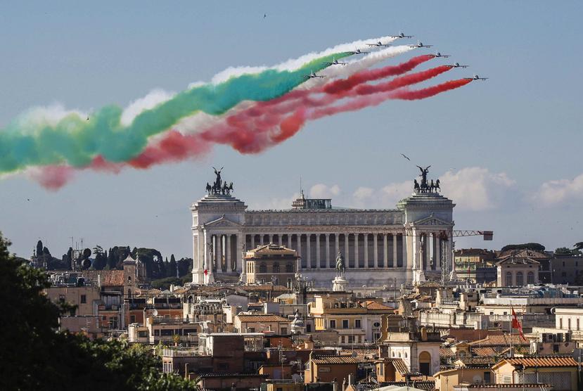 La Fuerza Aérea de Italia pintaron con los colores de la bandera el cielo sobre Roma. (AP)