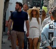 Jennifer Lopez y Ben Affleck caminan por la isla de Capri el pasado julio en actitud muy cariñosa. EFE/EPA/Giuseppe Catuogno

