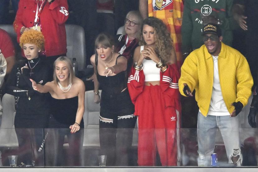 De izquierda a derecha: Ice Spice, Ashley Avignone, Taylor Swift y Blake Lively reaccionan durante la primera mitad del Super Bowl 58 de la NFL entre los 49ers de San Francisco y los Chiefs de Kansas City.
