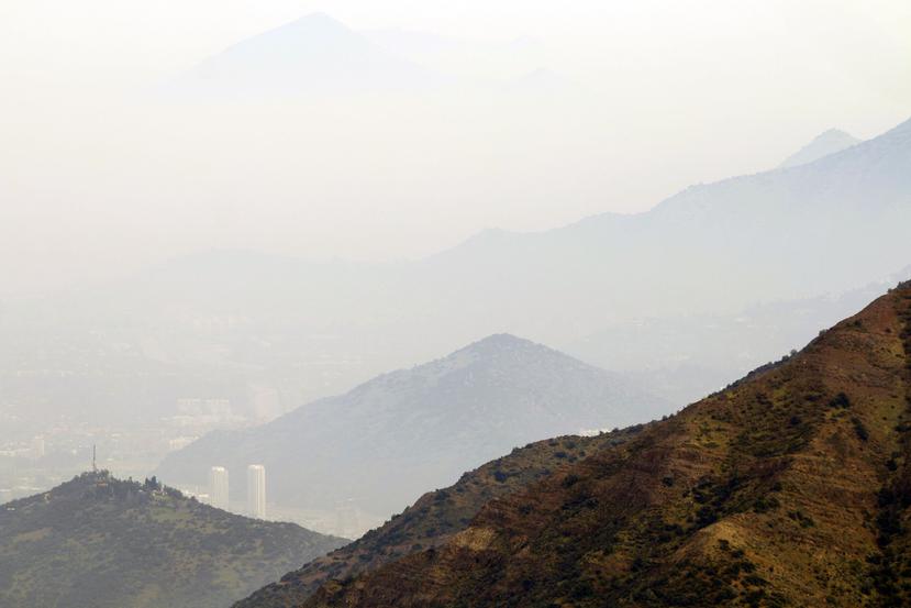 Santiago bajo una nube de contaminación. (EFE)