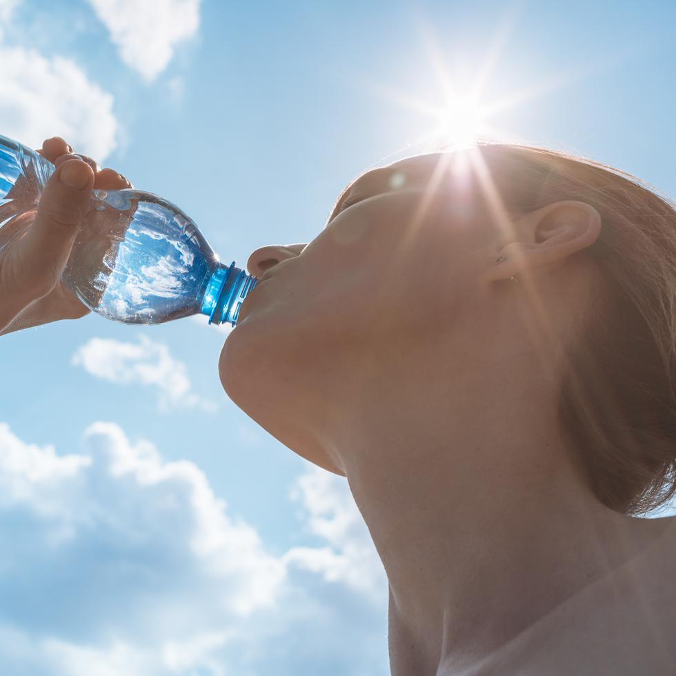 Para una hidratación efectiva, se recomienda mantener una botella de agua con usted durante el día, y beber de ella antes de tener sed.