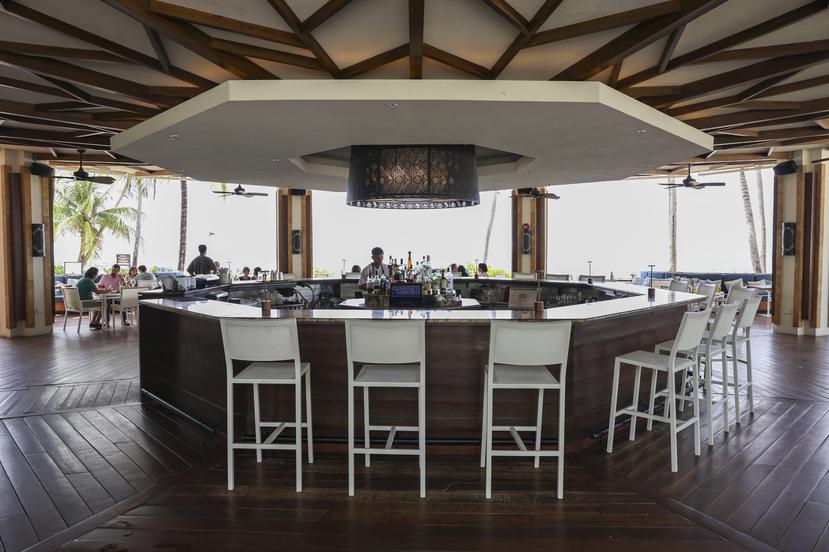 El restaunte Beach Bar & Grill  tiene una enorme barra localizada en el centro del salón comedor.