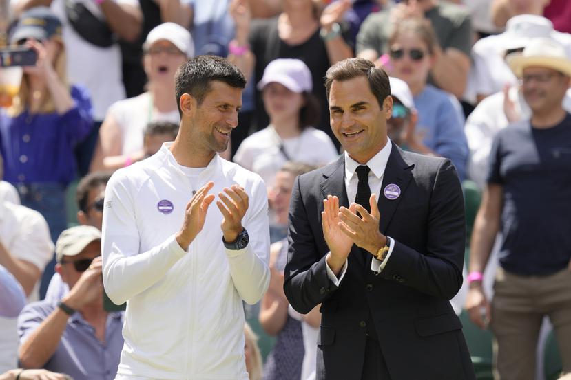 De izquierda a derecha, Novak Djokovic y Roger Federer aplauden durante el festejo del centenario de la Cancha Central de Wimbledon, el pasado 3 de julio.