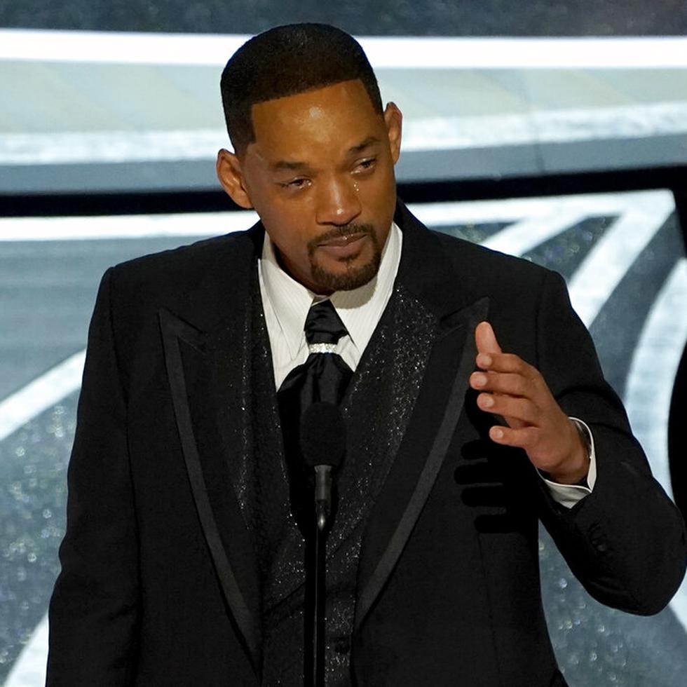 Will Smith llora al aceptar el premio a la mejor interpretación de un actor en un papel protagónico por "King Richard" en los Oscar el 27 de marzo de 2022 en el Dolby Theatre de Los Ángeles.