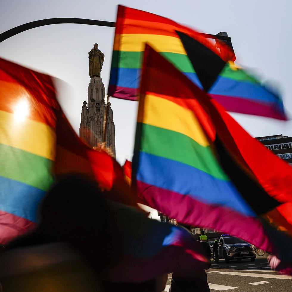 imagen de archivo de un grupo de personas con unas banderas en el Día Internacional del Orgullo LGTBI. EFE/Miguel Toña
