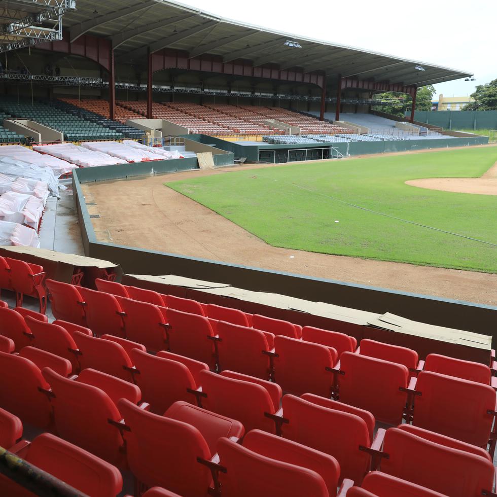 El área del terreno del Estadio Solá Morales luce bastante completo.