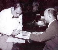 Luis Muñoz Marín firma la Constitución de Puerto Rico en 1952