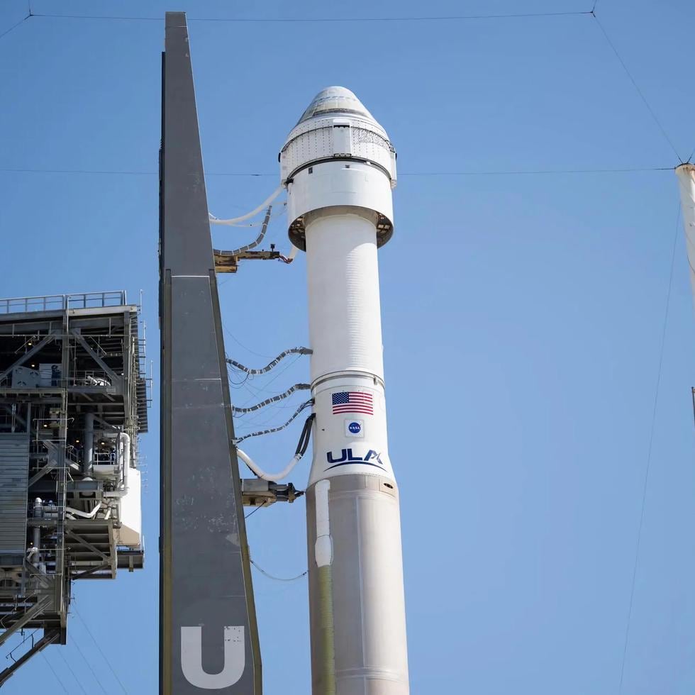 El cohete Atlas V de United Launch Alliance con la nave espacial CST-100 Starliner de Boeing a bordo mientras sale de la Instalación de Integración Vertical hacia la plataforma de lanzamiento en el Complejo de Lanzamiento Espacial 41 en Cabo Cañaveral, Florida.