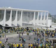 Partidarios del expresidente Jair Bolsonaro protestan ante el Palacio de Planalto, el domingo 8 de enero de 2023, en Brasilia, Brasil.