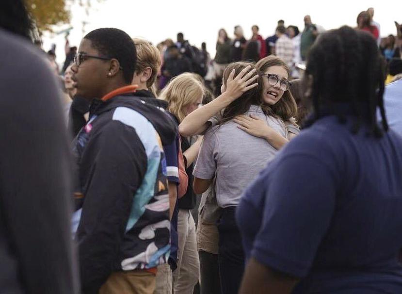 Unas personas se reúnen afuera de una escuela secundaria de San Luis, Missouri, luego de que se registró un tiroteo.