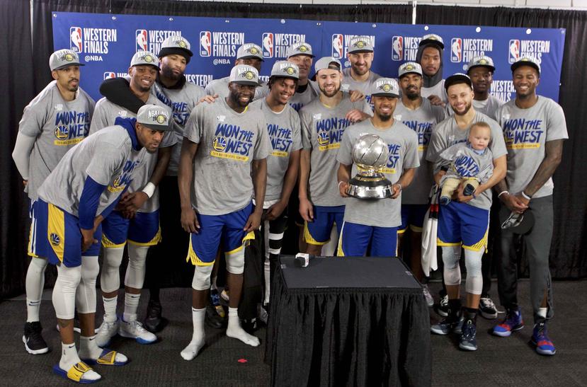 Los Warriors de Golden State posan con el trofeo de campeones de la Conferencia del Oeste, tras barrer a los Trail Blazers de Portland. (AP/Craig Mitchelldyer)