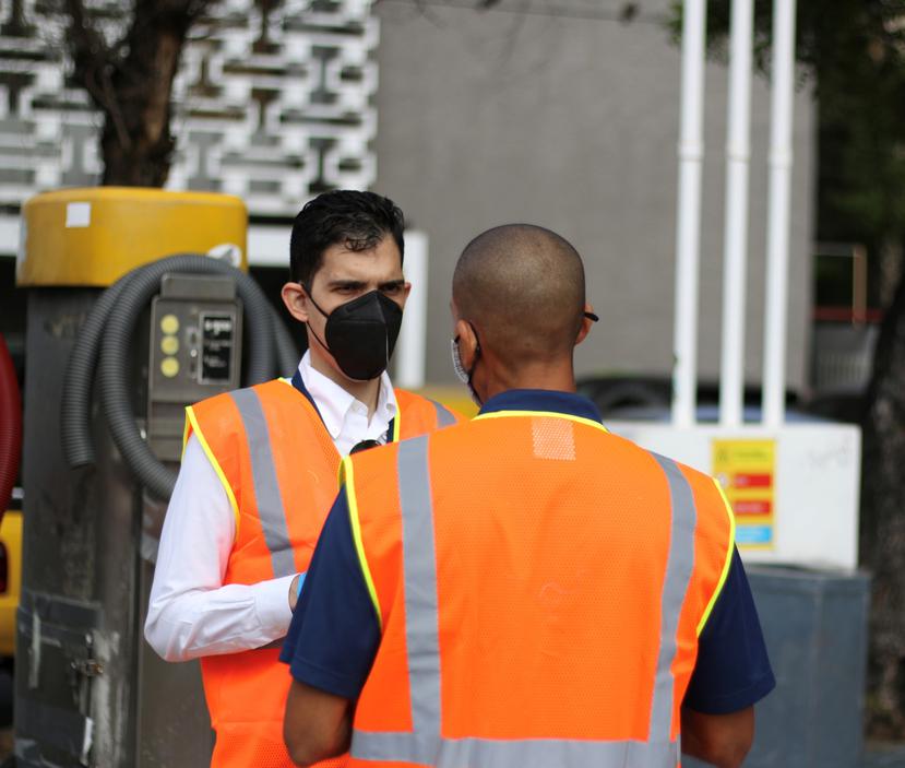 De frente, el secretario del DACO, Edan Rivera Rodríguez, durante la inspección que realizó a los distribuidores de gasolina en la isla.