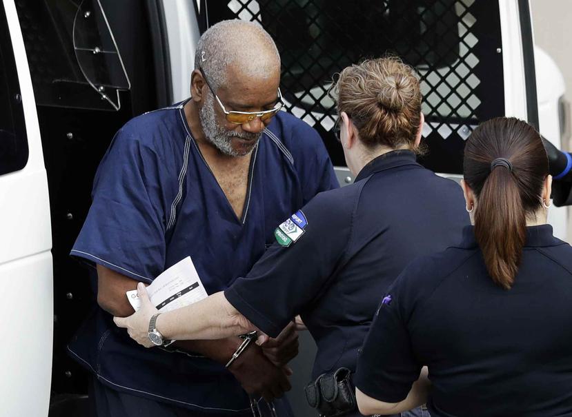 James Mathew Bradley Jr. (izquierda) es escoltado por policías hacia un tribunal federal para una audiencia de acusación el lunes 24 de julio de 2017, en San Antonio. (AP)