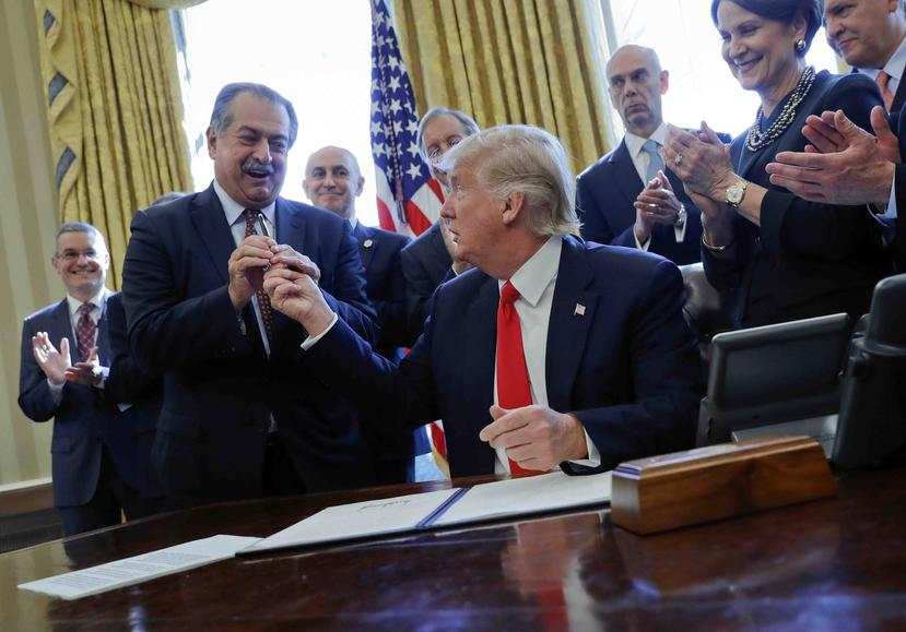 Trump junto al presidente de la empresa Dow Chemical, Andrew Liveris. (AP)