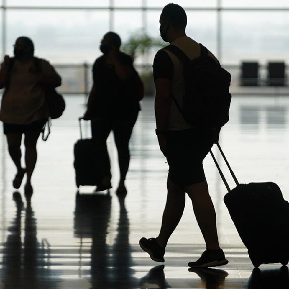 Viajeros caminan por el Aeropuerto Internacional de Salt Lake City, Utah, el 17 de agosto del 2021.