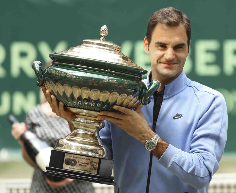 Federer carga con el trofeo. (AP)