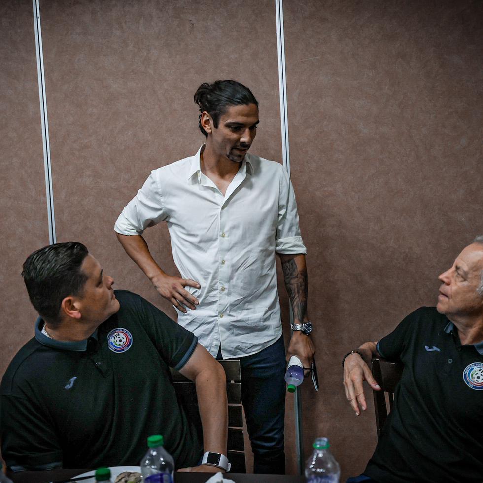 Zarek Valentín conversó a su llegada al hotel del equipo con el entrenador Dave Sarachan.