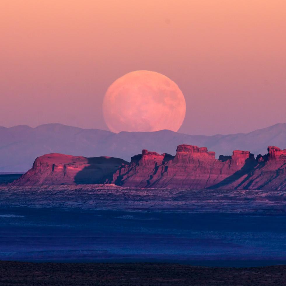 La Superluna llena se "alza" sobre Monument Valley en la frontera entre Arizona y Utah.