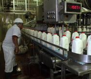 El decomiso de miles de litros de leche fresca se da un mes después de que se decomisaran otros 250,000 cuartillos provenientes de  68 vaquerías debido a un exceso de producción en las plantas procesadoras.
