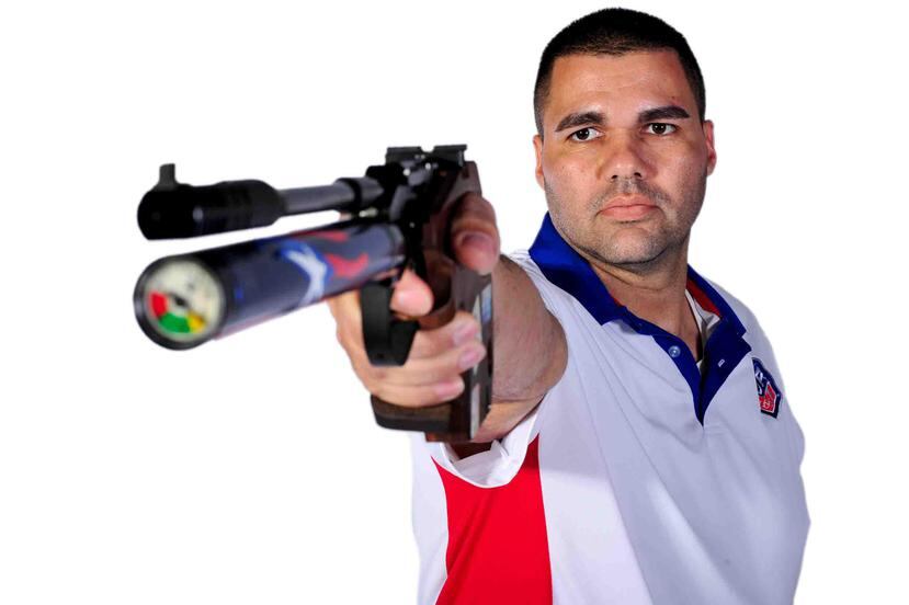 Atletas como Giovanni González —que compitió en los Juegos Panamericanos de Toronto 2015— reciben respaldo económico por parte de la Federación de Tiro de con Armas Cortas. (GFR Media)