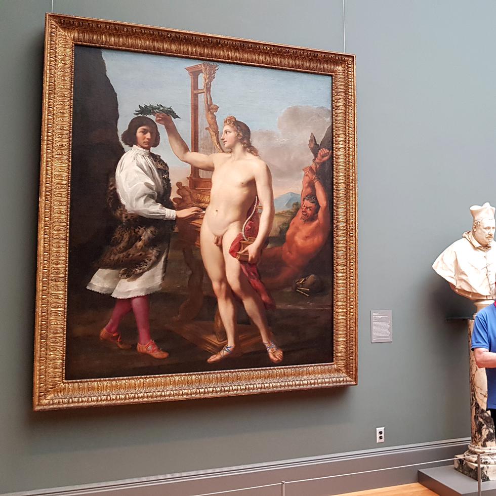 Unas personas observan la obra "Marcantonio Pasqualini coronado por Apolo", pintada en 1641 por el artista italiano Andrea Sacchi, en el Metropolitan Museum.