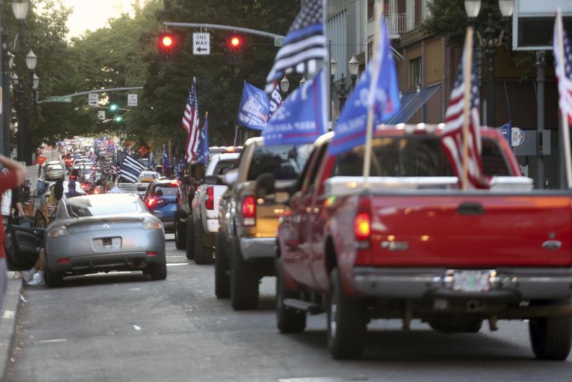 Una caravana de partidarios del presidente Donald Trump recorre el centro de Portland, Oregon.