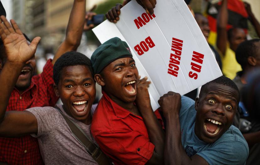 Zimbabuenses festejan frente al Parlamento la renuncia del presidente Robert Mugabe, en Harare, Zimbabue (AP).