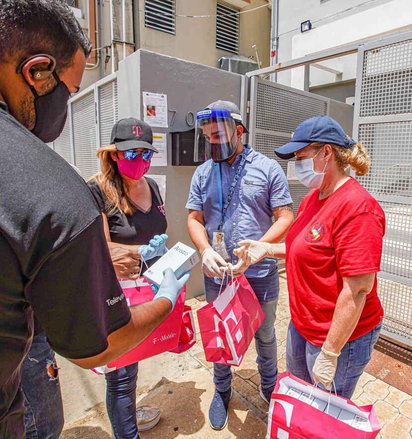 Personal de T-Mobile entrega equipos y artículos de primera necesidad frente a la sede de La Fondita de Jesús.