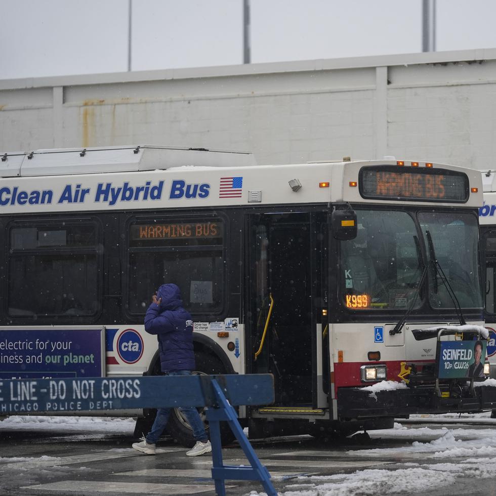 Autobuses de la Autoridad de Tránsito de Chicago, acondicionados para que los migrantes se puedan calentar durante una tormenta invernal, están estacionados en la cuadra 800 de la calle South Desplaines en Chicago.