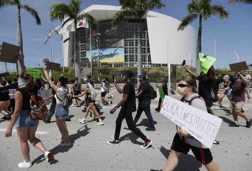 Los manifestantes se congregaron frente al céntrico estadio de baloncesto American Airlines Center. (AP)