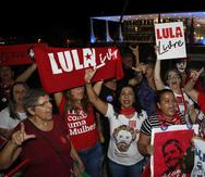 Varias mujeres simpatizantes del exmandatario Luiz Inácio Lula da Silva festejan un fallo del Tribunal Supremo, afuera de la sede judicial, en Brasilia, que podría derivar en la excarcelación del expresidente. (AP / Eraldo Peres)