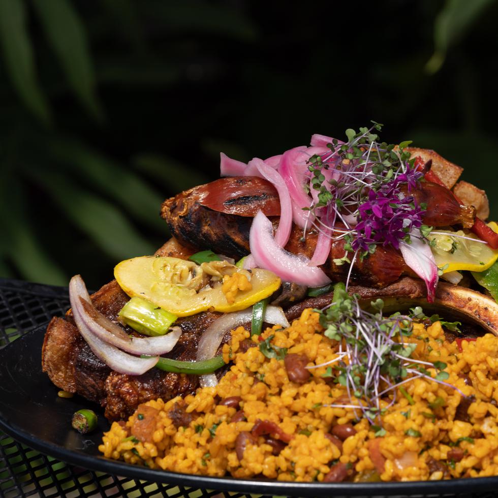 Bandeja Kan-Kan, chuleta kan kan con chorizo al grill, salteado criollo de vegetales y acompañado de arroz mamposteao.