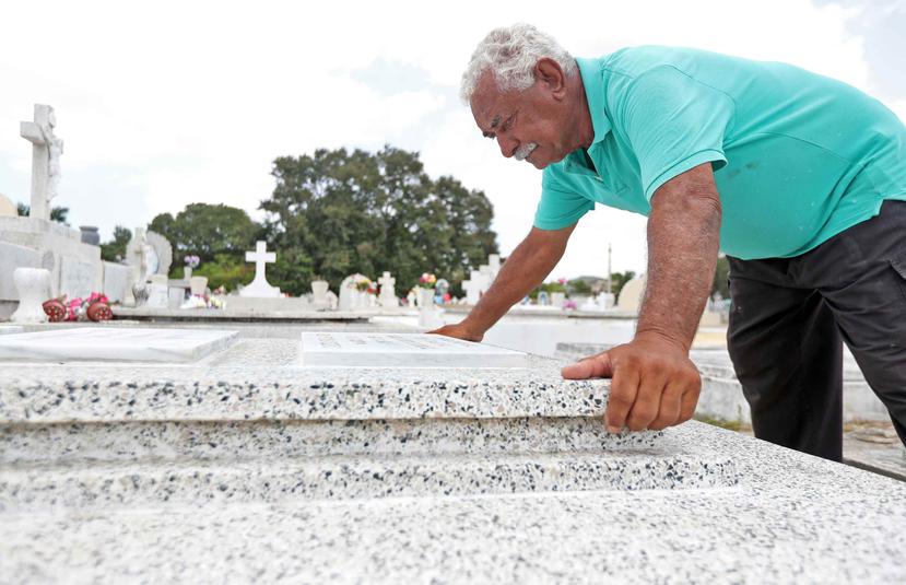 Pedro Julio Ortiz Santos dice que  en momentos de dificultad  se ha quedado a dormir en el cementerio.