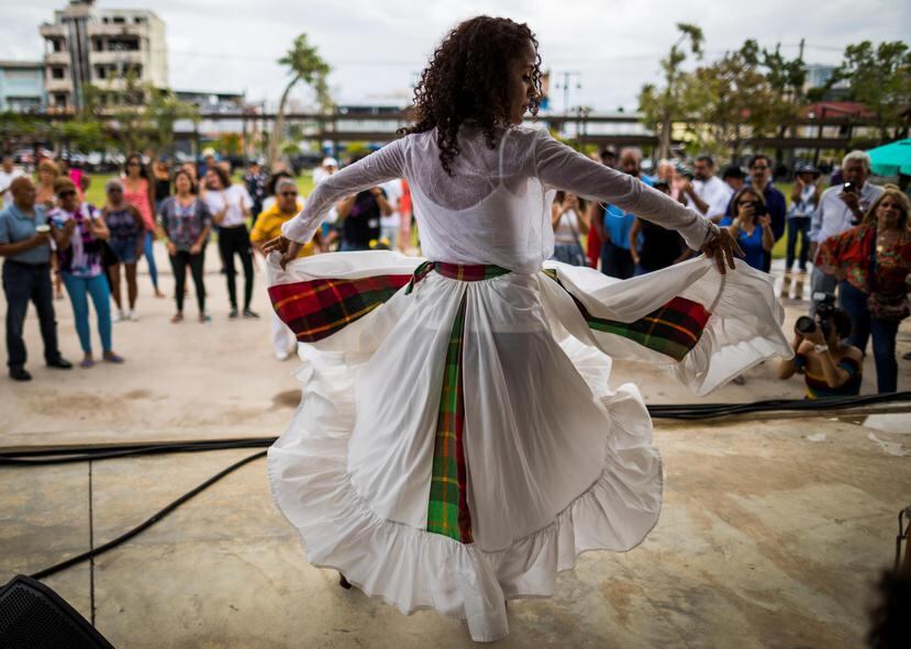 El público disfrutó de un taller de baile de bomba. Música dominicana y puertorriqueña sonó por igual durante el festival.