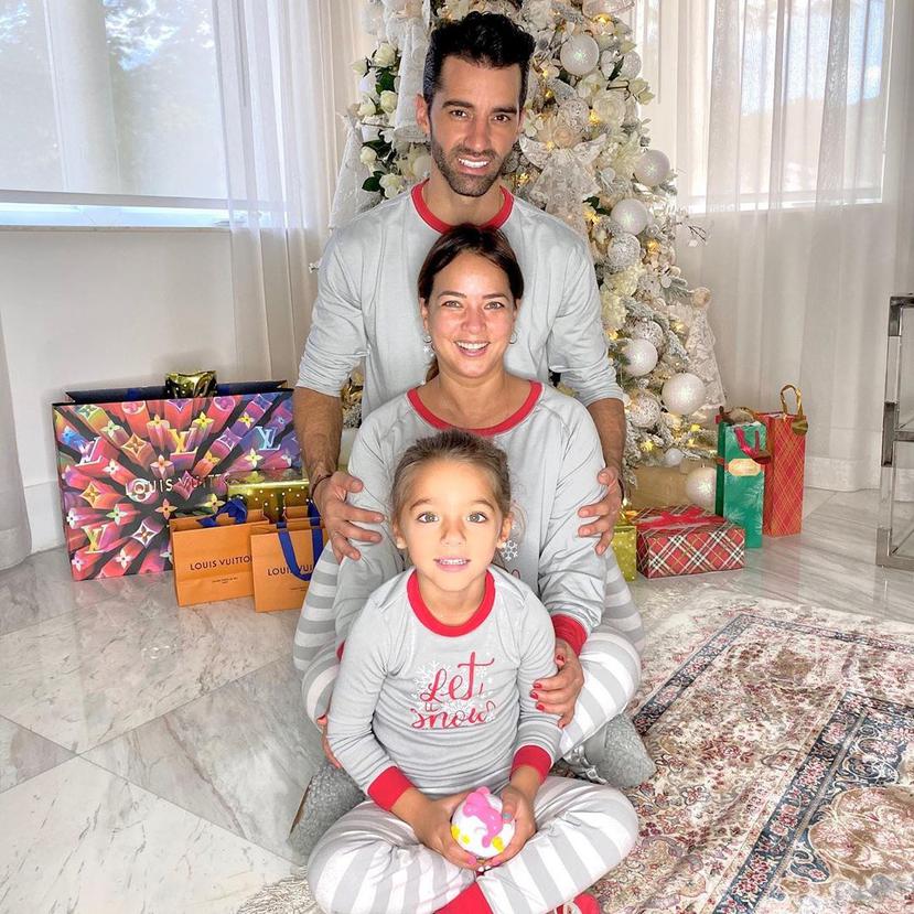 Adamari López con su esposo Toni Costa y su hija Alaia.