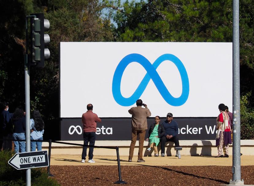 En la imagen un cartel publicitario con el nuevo logotipo y nombre Meta, frente a la sede de Facebook en Menlo Park, California.