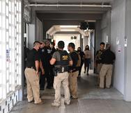 Agentes federales llegan al Centro Médico de Río Piedras, donde se atendió a los dos agentes que resultaron heridos en el tiroteo, el 17 de noviembre de 2022.