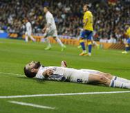 El jugador de Real Madrid Dani Carvajal aparece en el suelo tras fallar una oportunidad de gol ante Las Palmas.