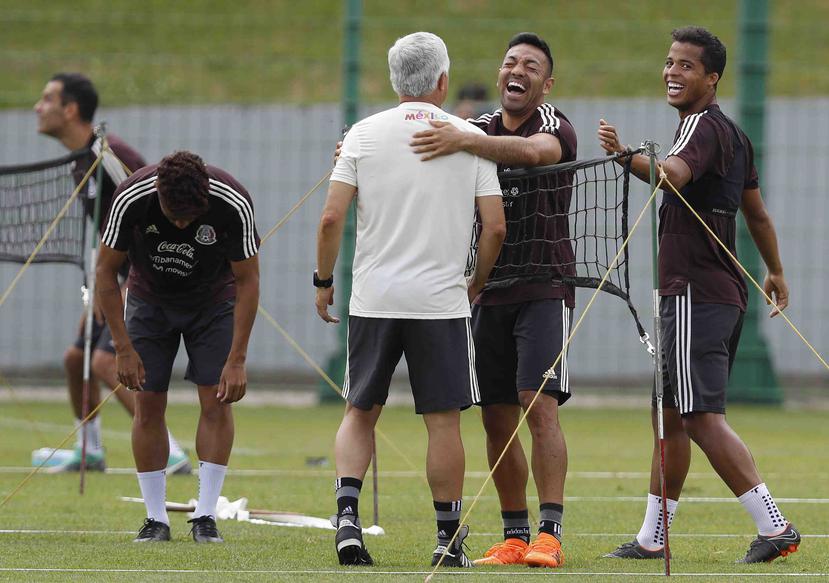 Unos jugadores de México sonríen durante el entrenamiento del equipo. (AP)