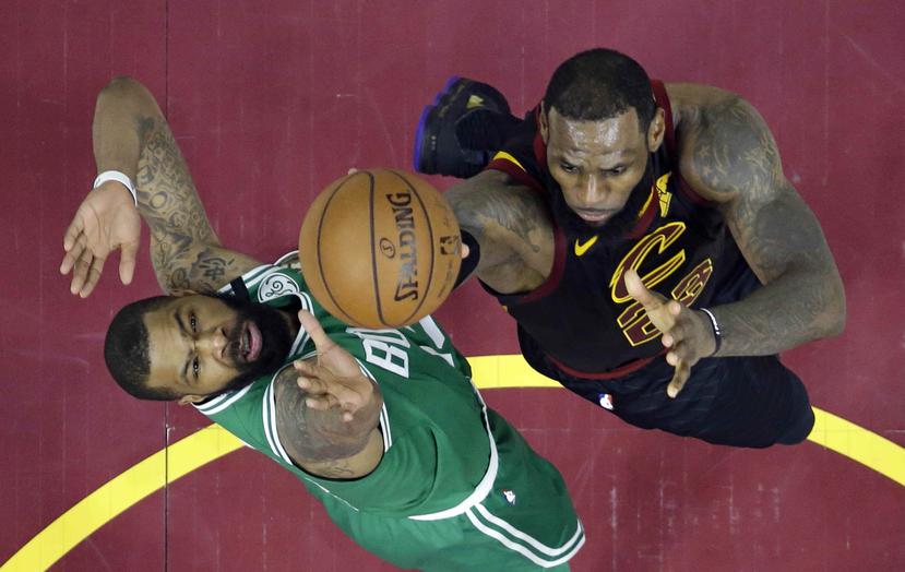 LeBron James intenta llegar al canasto ante la defensa de Marcus Morris, de los Celtics de Boston. (AP / Tony Dejak)