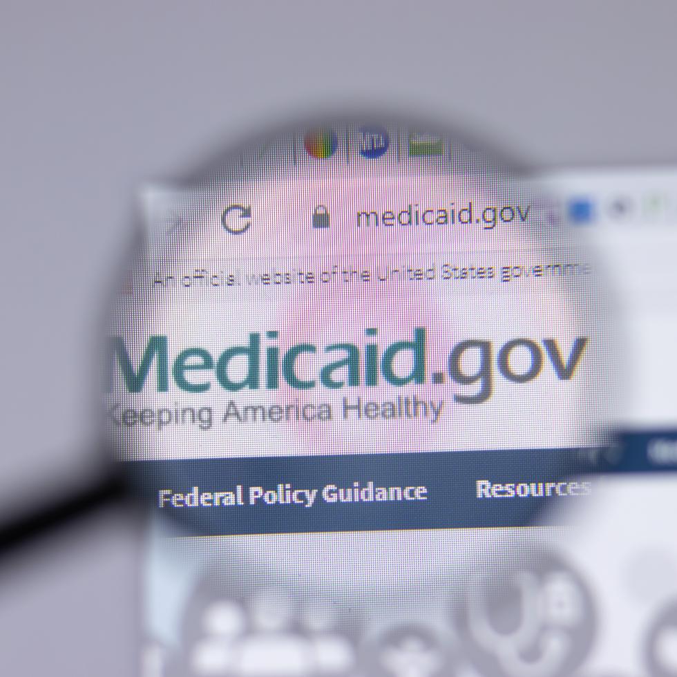 El programa Medicaid ofrece cubierta médica a personas de escasos recursos.