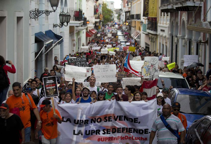 Los manifestantes también llevaron la protesta a la Fortaleza, inundando una de las calles de la ciudad amurallada.