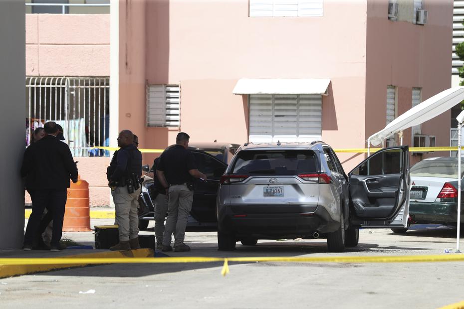 State and federal authorities carry out an operation in the Vista Hermosa residential area, in San Juan, after this morning an agent of the Police Motorized Unit in San Juan was shot.